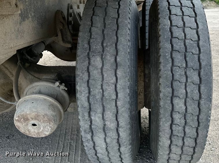 image for item DF8598 1999 International 4900 dump truck