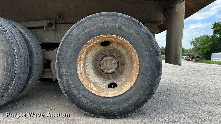 image for item DF8598 1999 International 4900 dump truck