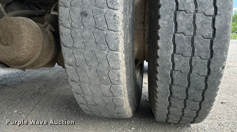 image for item DF8598 1999 International 4900 dump truck