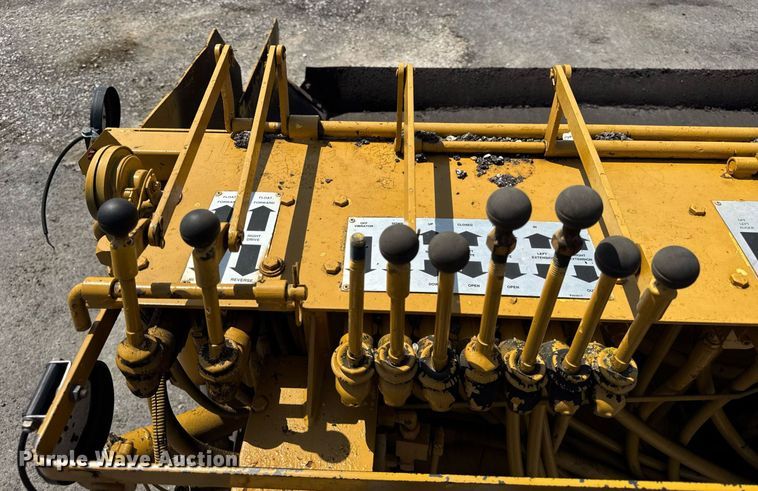 image for item DI9817 Gehl T650BD paver