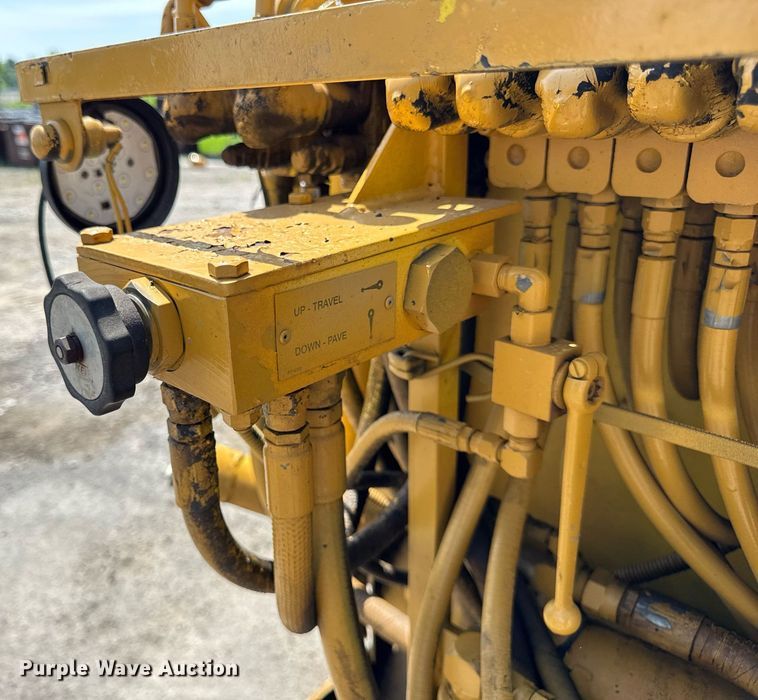 image for item DI9817 Gehl T650BD paver