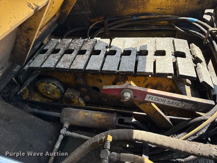 image for item DI9817 Gehl T650BD paver