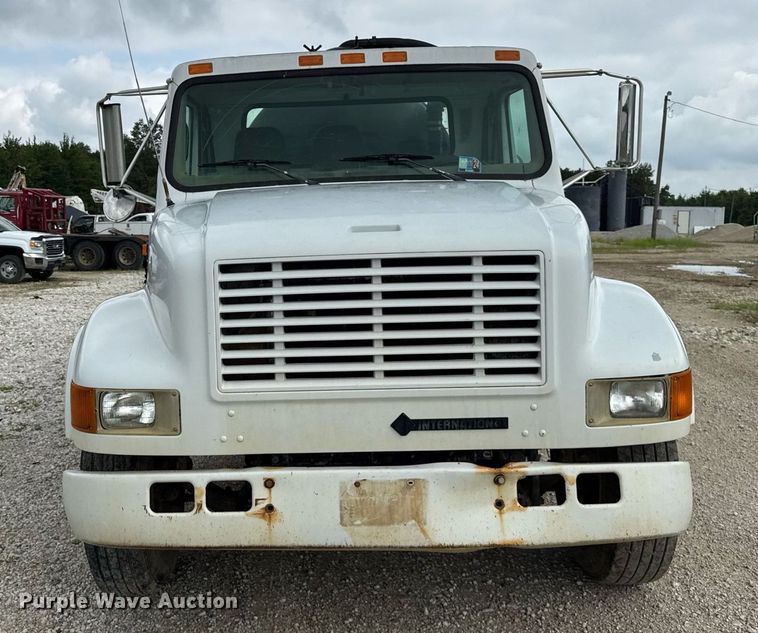 image for item DI9820 2001 International 4700 vacuum truck