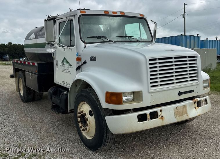 image for item DI9820 2001 International 4700 vacuum truck