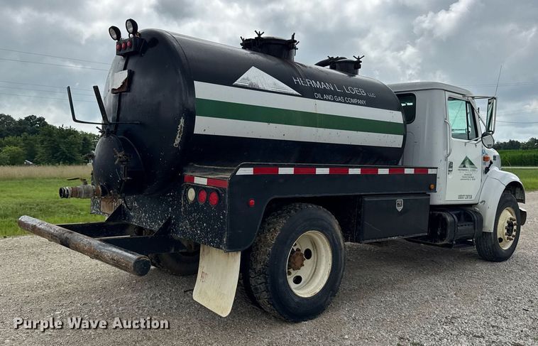 image for item DI9820 2001 International 4700 vacuum truck