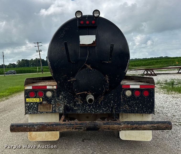 image for item DI9820 2001 International 4700 vacuum truck