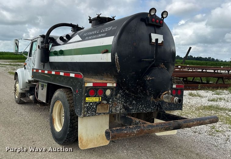 image for item DI9820 2001 International 4700 vacuum truck