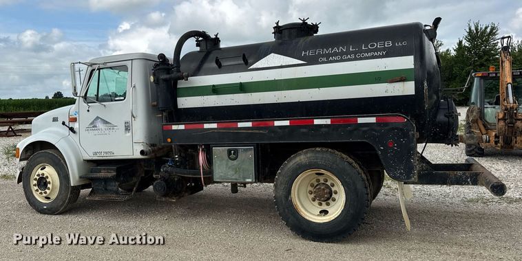 image for item DI9820 2001 International 4700 vacuum truck