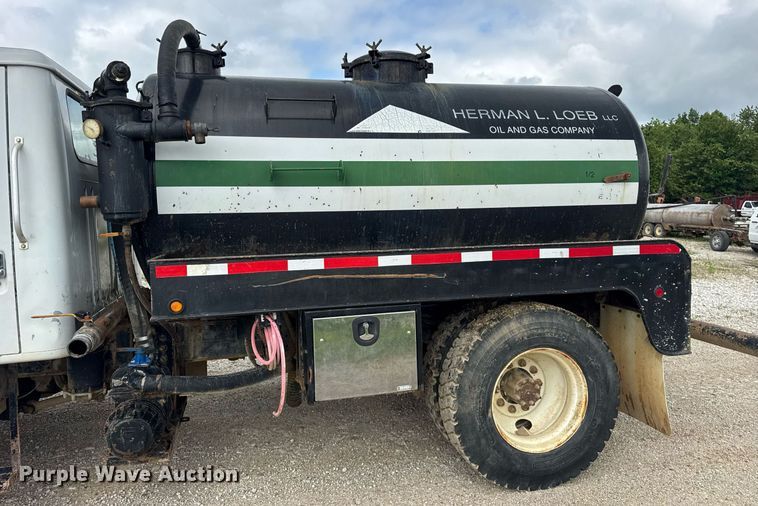 image for item DI9820 2001 International 4700 vacuum truck