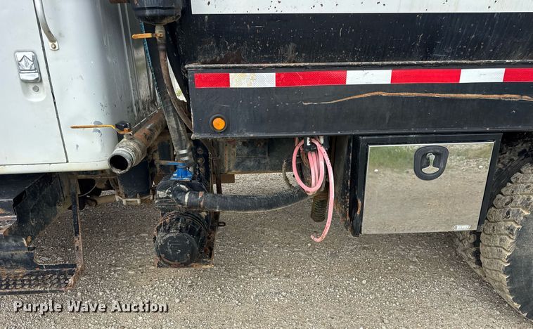image for item DI9820 2001 International 4700 vacuum truck