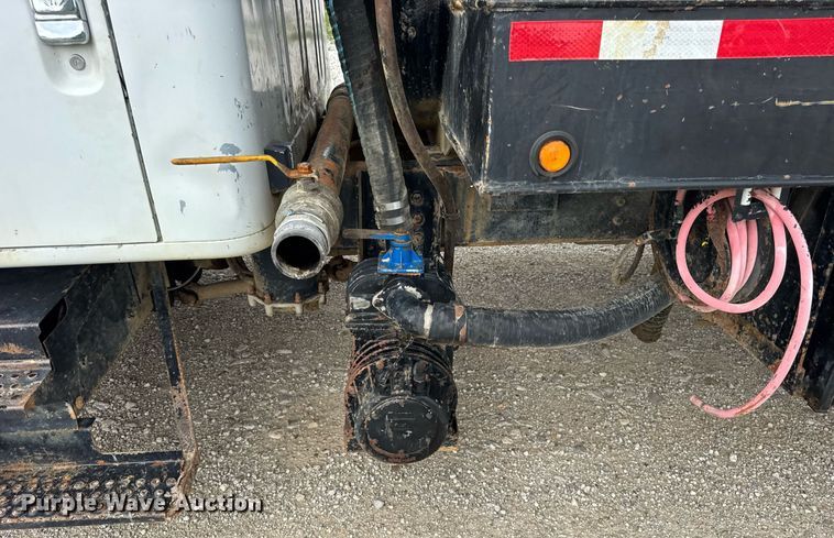 image for item DI9820 2001 International 4700 vacuum truck