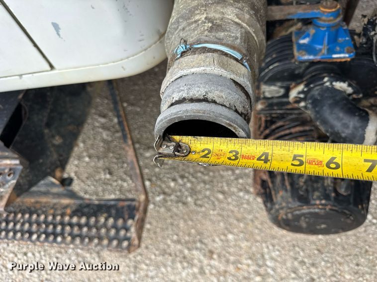 image for item DI9820 2001 International 4700 vacuum truck