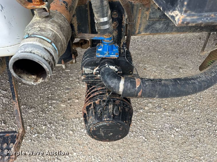 image for item DI9820 2001 International 4700 vacuum truck