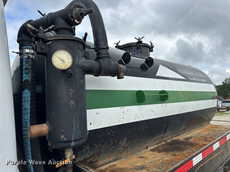 image for item DI9820 2001 International 4700 vacuum truck