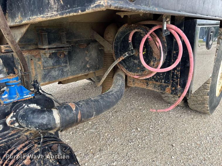 image for item DI9820 2001 International 4700 vacuum truck