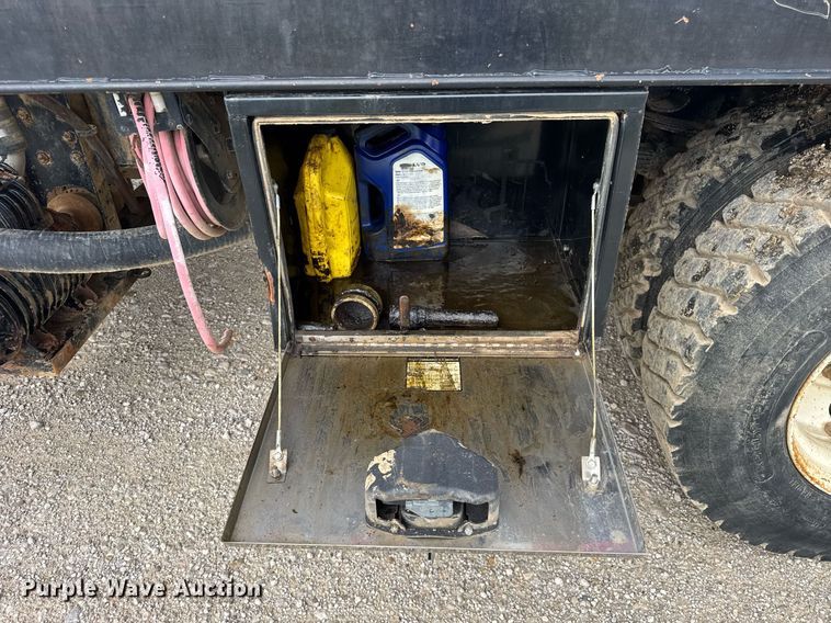 image for item DI9820 2001 International 4700 vacuum truck