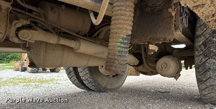 image for item DI9820 2001 International 4700 vacuum truck