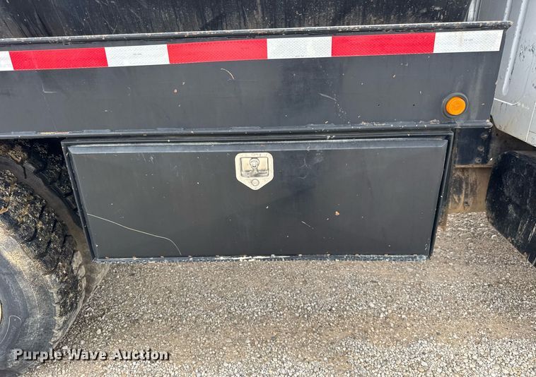 image for item DI9820 2001 International 4700 vacuum truck