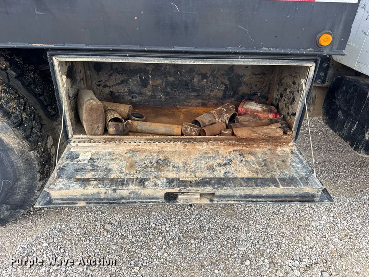 image for item DI9820 2001 International 4700 vacuum truck