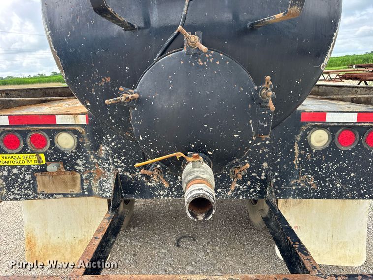 image for item DI9820 2001 International 4700 vacuum truck