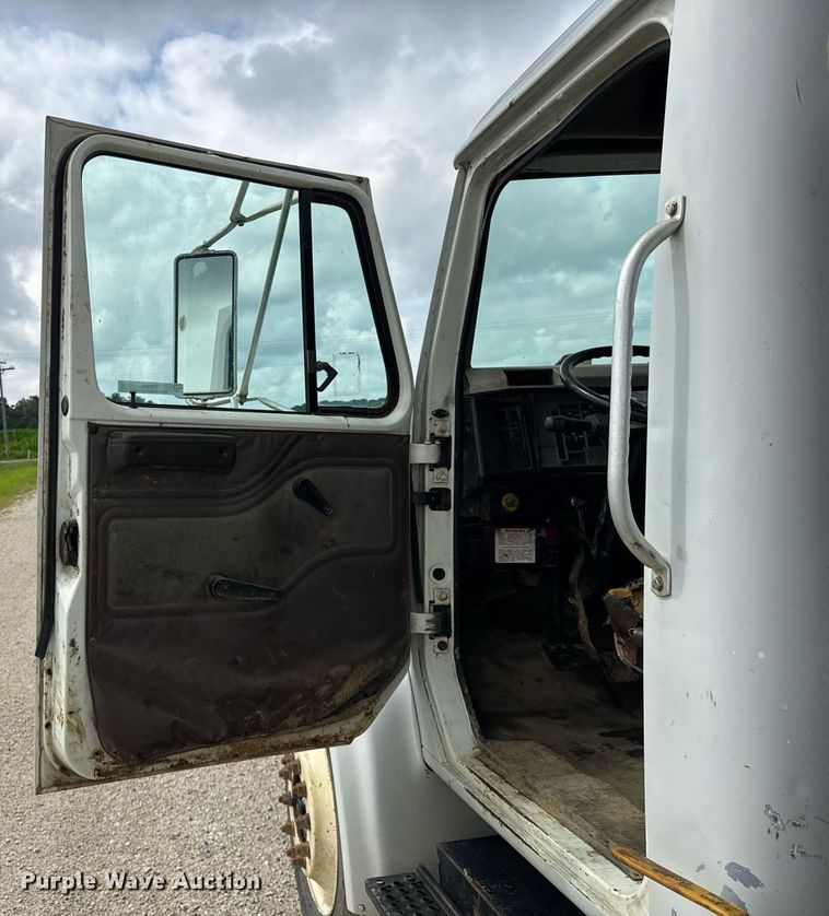 image for item DI9820 2001 International 4700 vacuum truck