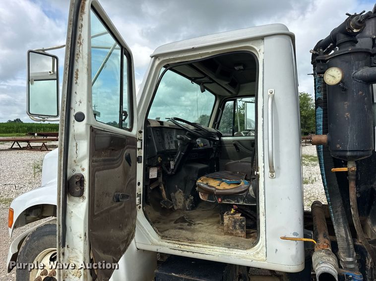 image for item DI9820 2001 International 4700 vacuum truck