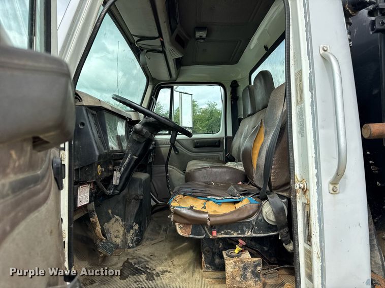 image for item DI9820 2001 International 4700 vacuum truck