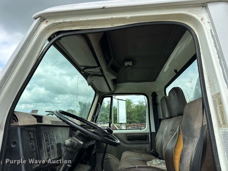 image for item DI9820 2001 International 4700 vacuum truck