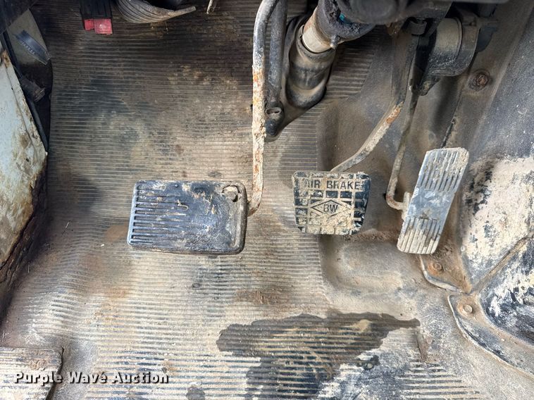 image for item DI9820 2001 International 4700 vacuum truck