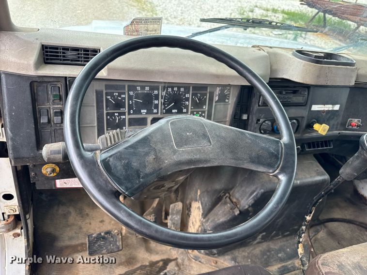 image for item DI9820 2001 International 4700 vacuum truck