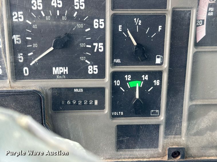 image for item DI9820 2001 International 4700 vacuum truck