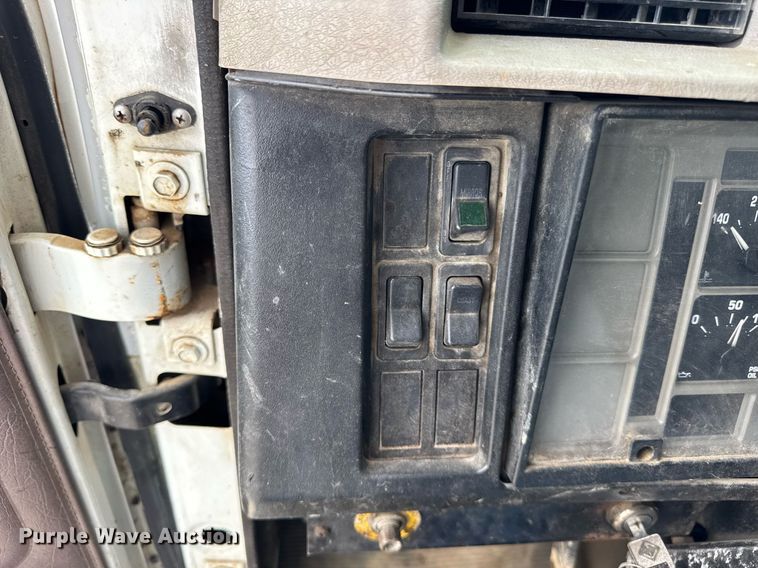 image for item DI9820 2001 International 4700 vacuum truck