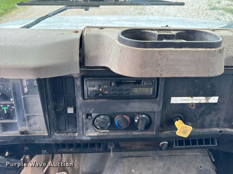 image for item DI9820 2001 International 4700 vacuum truck