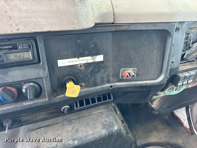 image for item DI9820 2001 International 4700 vacuum truck