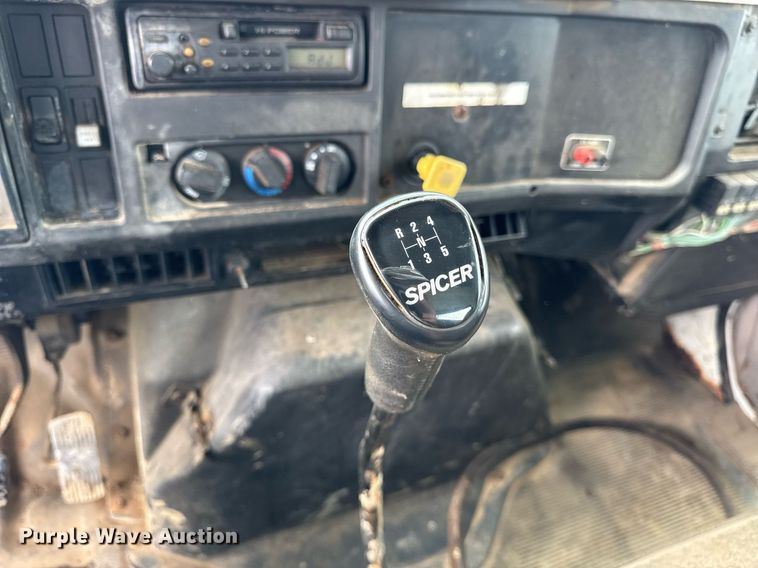 image for item DI9820 2001 International 4700 vacuum truck