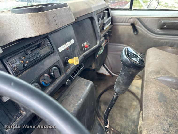 image for item DI9820 2001 International 4700 vacuum truck