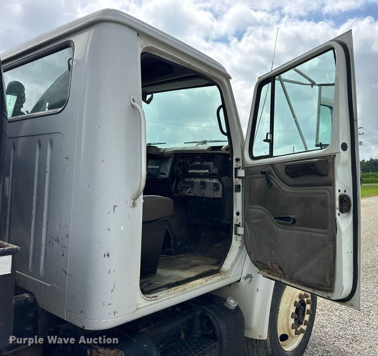 image for item DI9820 2001 International 4700 vacuum truck