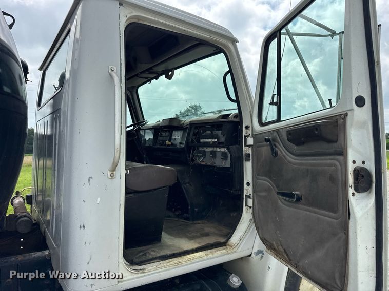 image for item DI9820 2001 International 4700 vacuum truck