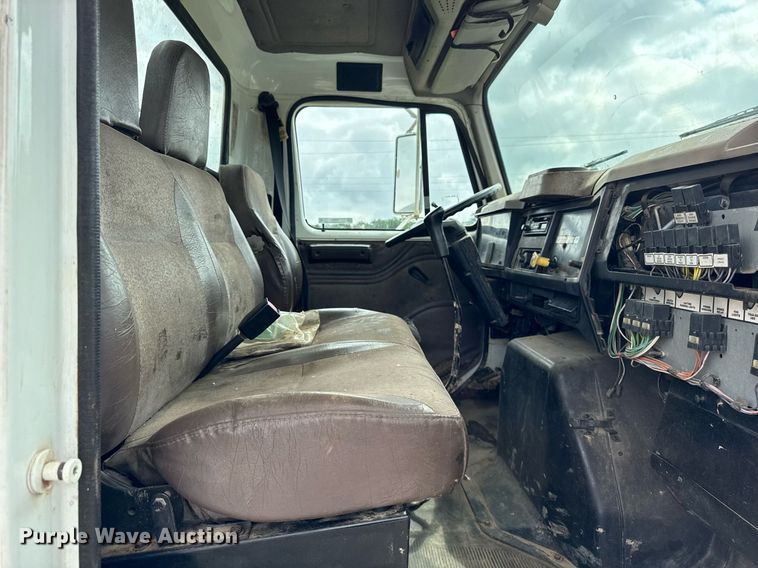 image for item DI9820 2001 International 4700 vacuum truck