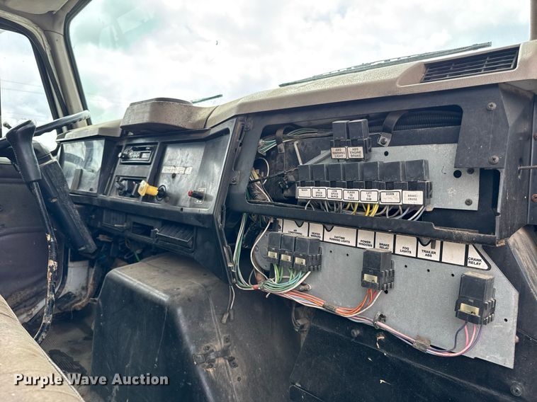 image for item DI9820 2001 International 4700 vacuum truck