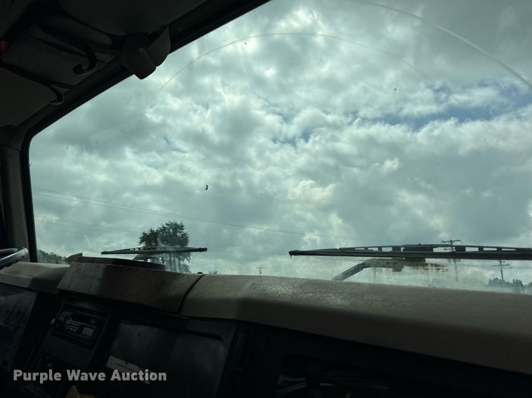 image for item DI9820 2001 International 4700 vacuum truck