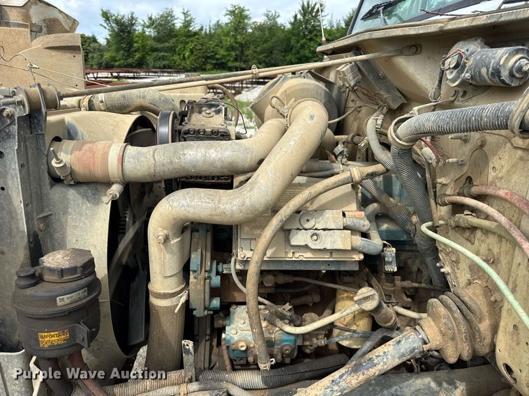 image for item DI9820 2001 International 4700 vacuum truck