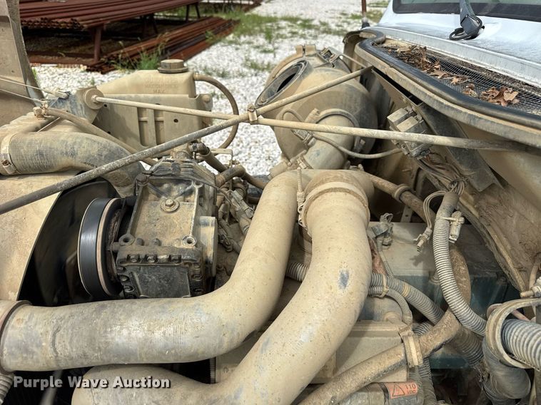 image for item DI9820 2001 International 4700 vacuum truck