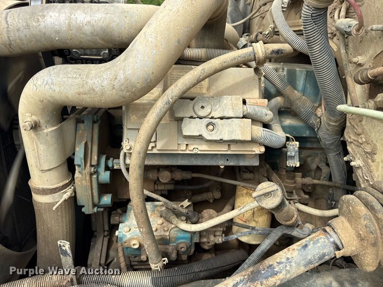 image for item DI9820 2001 International 4700 vacuum truck