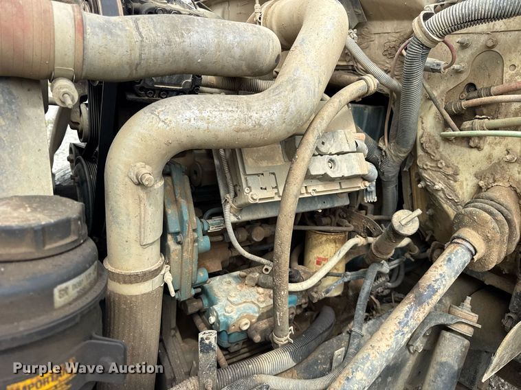 image for item DI9820 2001 International 4700 vacuum truck