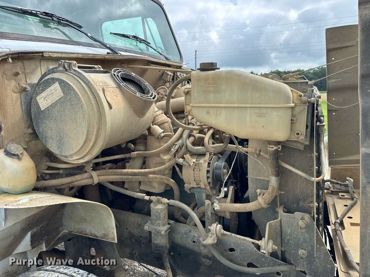 image for item DI9820 2001 International 4700 vacuum truck