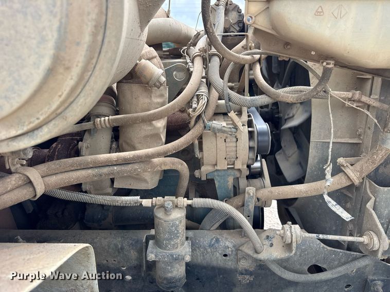 image for item DI9820 2001 International 4700 vacuum truck