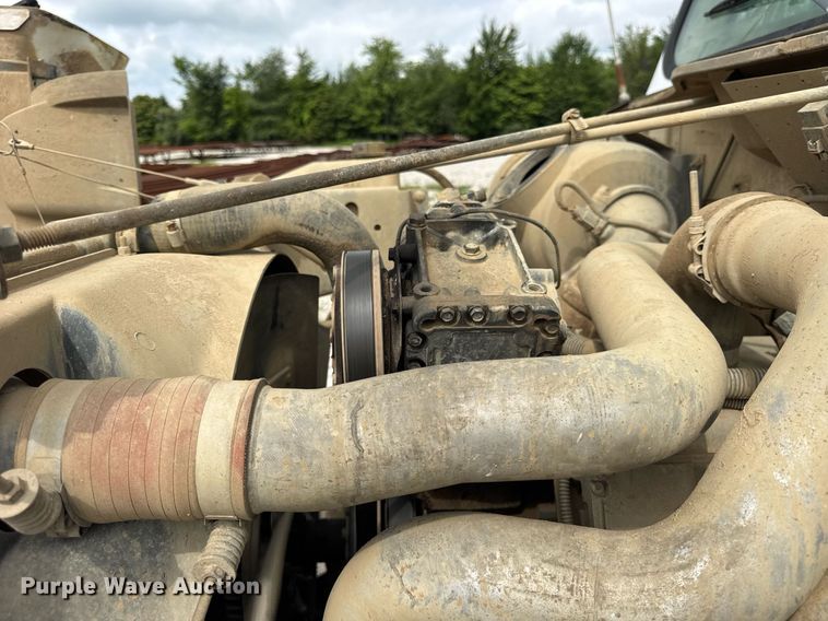 image for item DI9820 2001 International 4700 vacuum truck