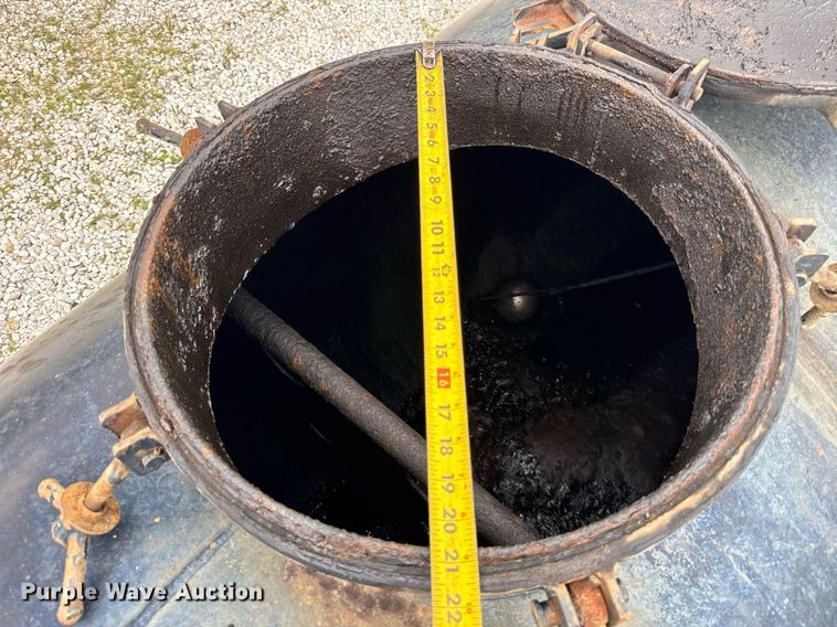 image for item DI9820 2001 International 4700 vacuum truck