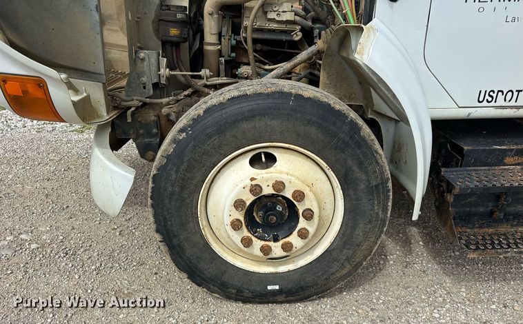 image for item DI9820 2001 International 4700 vacuum truck